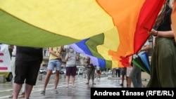 În august 2021, mai mulți membri ai comunității LGBTI au protestat în fața primăriei Capitalei fiindcă aleșii locali ar fi intenționat să limiteze spațiul de desfășurare al Pride-ului din acest an. Primăria a acceptat, în final, ca evenimentul să aibă loc pe Calea Victoriei.