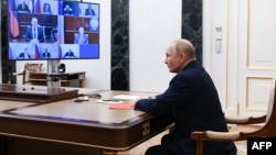 Putin la Kremlin, pe 4 octombrie, conducând o reuniune a Consiliului de Securitate al F. Ruse. 