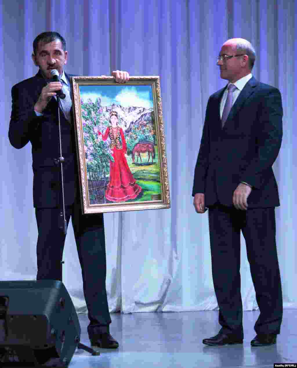  Евкуров Халыклар дуслыгы йорты мөдире Ирек Шәриповка бүләк тапшыра 