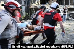 Спасение раненого во время российского обстрела Киева, 17 июня 2025 года