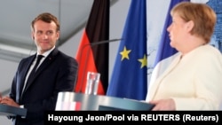 Pamje nga konferenca për media mes kancelares Merkel dhe presidentit Macron.