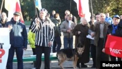 Мітынг незалежных прафсаюзаў у Менску. На пярэднім пляне, у канцлягернай робе - грамадзкі ды прафсаюзны актывіст з Баранавічаў Рыгор Грык.