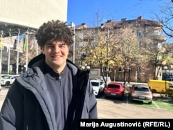 "Sistem traži purizam, neko opredjeljenje u jeziku ili religiji", kaže Mak Ademović iz Sarajeva.