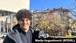 „Системот е тој којшто бара да се определиме за некој јазик или религија, вели Мак Адемовиќ од Сараево