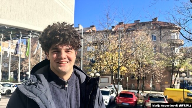 „Системот е тој којшто бара да се определиме за некој јазик или религија, вели Мак Адемовиќ од Сараево