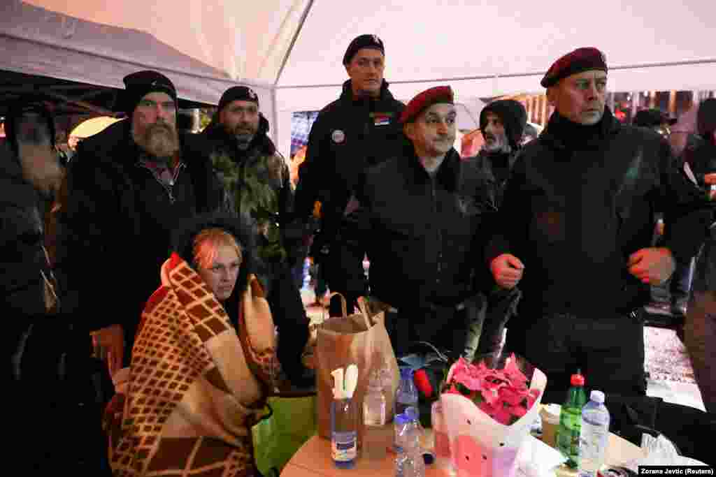 Dijana Hrka, majka jednog od stradalih u padu nadstrešice u Novom Sadu, po obeležavanju prve godine tragedije štrajkovala je glađu ispred Skupštine Srbije, na prostoru do samog "Ćacilenda". Na fotografiji od 3. novembra 2025. sa ratnim veteranima, koji su je tokom štrajka obezbeđivali. 