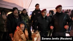 Dijana Hrka sa ratnim veteranima tokom štrajka glađu u šatoru kod Skupštine Srbije, 3. novembar 2025.