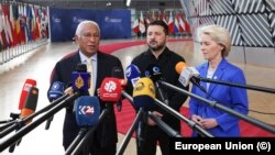 Президент Європейської ради Антоніо Кошта, президент України Володимир Зеленський і голова Єврокомісії Урсула фон дер Ляєн під час спілкування із журналістами. Брюссель, жовтень 2026 року