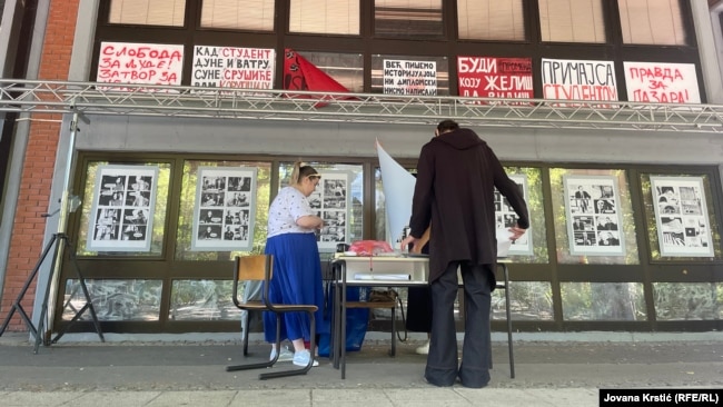 Studentja Jellena Stankoviq duke marrë pjesë në përgatitjen e një ekspozite në kampusin e Universitetit të Novi Sadit, më 22 gusht 2025.