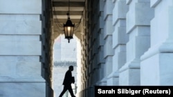 John Roberts, șeful Curții Supreme, venind la procesul de impeachment din Senat