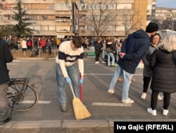 Student čisti ulicu, koja je tokom protesta blokirana na 27 sati. Novi Sad, 2. februar 2025.