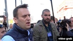 Российский оппозиционный политик Алексей Навальный (слева).
