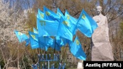 Крым татарларынын көрүнүктүү өкүлү Исмаил Гаспыралынын эстелиги. Симферополь, Крым