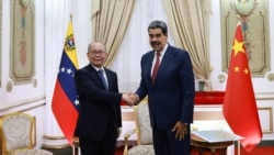 Тогдашний лидер Венесуэлы Николас Мадуро (справа) принимает китайского посланника Цю Сяоци в Каракасе 2 января 2026 года, за несколько часов до начала американской операции