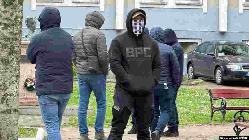 Muškarci sa maskama i kapuljačama ispred sedišta vladajuće Srpske napredne stranke u Kuli, 29. mart 2026.