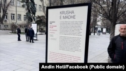 Pjesë e ekspozitës tashmë të larguar nga sheshi i Prishtinës.