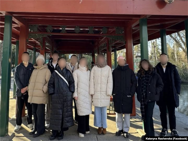Група дітей, серед яких і українська дівчина, під час візиту в Китаї, 2024 рік Група дітей, серед яких і українська дівчина, під час візиту в Китаї, 2024 рік