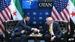 Зустріч президентів США та Сирії Дональда Трампа (праворуч) і Ахмада аш-Шараа на саміті НАТО в Анкарі, липень 2026 року