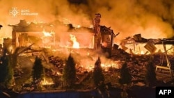 O clădire în flăcări în urma atacurilor cu rachete balistice rusești din regiunea Kievului, pe fondul invaziei rusești în Ucraina, pe 8 august 2026.