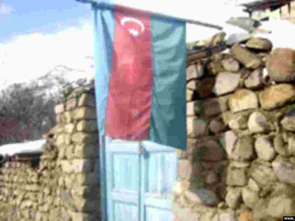 Kələkidəki evi - 1993-cü ilin dövlət çevrilişindən sonra Elçibəy doğulduğu Kələki kəndinə gedir