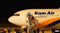 Првата група од 149 Авганистанци пристигна на аеродромот во Скопје на 30 август 2021 