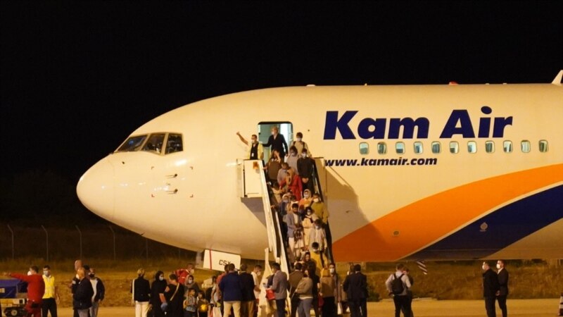 Нова група Авганистанци пристигнуваат на аеродромот во Скопје 
