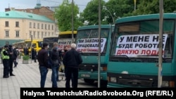 «Ми мали б отримувати якусь компенсацію від держави, але нічого не було», каже представник профспілки перевізників