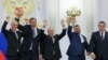 Vladimir Putin și reprezentanți ai separatiștilor din regiuni ucrainene pe care le revendică Rusia la ceremonia în care au fost semnate decretele de anexare. 