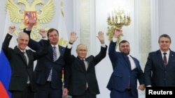 Vladimir Putin və separatçı liderlər imzalanmadan sonra