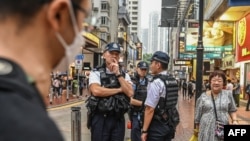 Poliția din Hong Kong patrulează străzile din apropierea Victoria Park, loc emblematic, unde până în 2019 - 2020, aveau loc manifestări de comemorare a victimelor represiunii din 4 iunie 1989, de la Beijing.