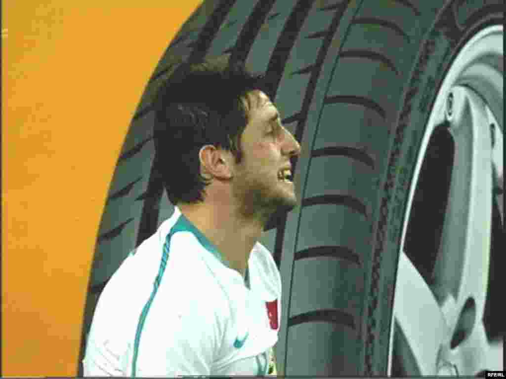 Avropa Çempionatının növbəti oyununda Türkiyə İsveçrəni 2-1 hesabıyla məğlub etdi - Beləliklə, Avropa Çempionatındakı ikinci oyununu qələbə ilə başa vuran Türkiyə millisi ilk 3 xalını qazanıb. Türkiyə yığmasının növbəti mərhələyə çıxmaq şansı var. Bu qrupdan növbəti mərhələyə çıxacaq komandalar növbəti turda müəyyənləşəcək. A qrupunun lideri Portuqaliya millisidir. Onun 6 xalı var. Çexiya və Türkiyə yığmaları 3, İsveçrə millisi isə 1 xal qazana bilib. Türklər növbəti oyunu Çexiya yığmasına qarşı keçirəcək.