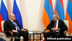 Премьер-министр Армении Никол Пашинян (справа) и председатель правительства РФ Михаил Мишустин (архив) 