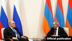 Премьер-министр Армении Никол Пашинян (справа) и председатель правительства РФ Михаил Мишустин 