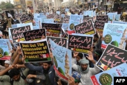 Supporters of Tehrik-e Labbaik Pakistan (TLP) block a street with their protest after their leader was detained following his calls for the expulsion of the French ambassador, in Lahore on April 20.