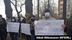 Supporters of the former grand mufti protest outside UKMK headquarters on February 11.