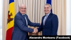 Fotografia postată de fostul premier Alexandru Munteanu (stânga), alături de prim-ministrul interimar Eugen Osmochescu
