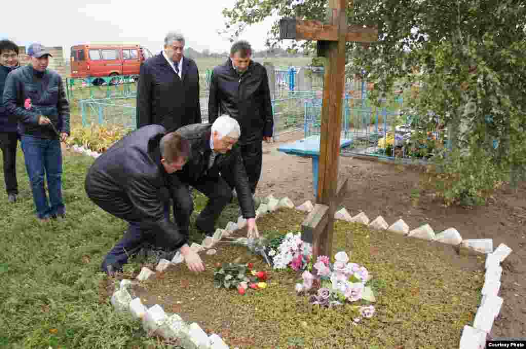 Кыргыз элчиси 1930-жылдардын башында Украинада болгон ачкачылыкта-Голодомордо апаат кеткендерди эскерип коюлган эстеликке гүл коюуда. Чаплинка.