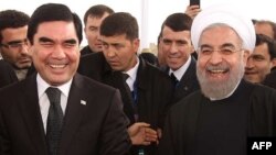 Türkmenistanyň prezidenti G.Berdimuhamedow (çepde) we Eýranyň prezidenti Hassan Rohani.