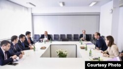 Македонскиот премиер Зоран Заев и неговата делегација на средба со францускиот премиер Едуар Филип 