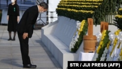 იაპონიის პრემიერ-მინისტრი იოშიჰიდე სუგა ჰიროსიმის მშვიდობის მემორიალურ პარკში. 6 აგვისტო. 