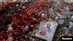 Акрываўлены абраз сярод аскепкаў шкла КамАЗу, падарвананага пад Данецкам