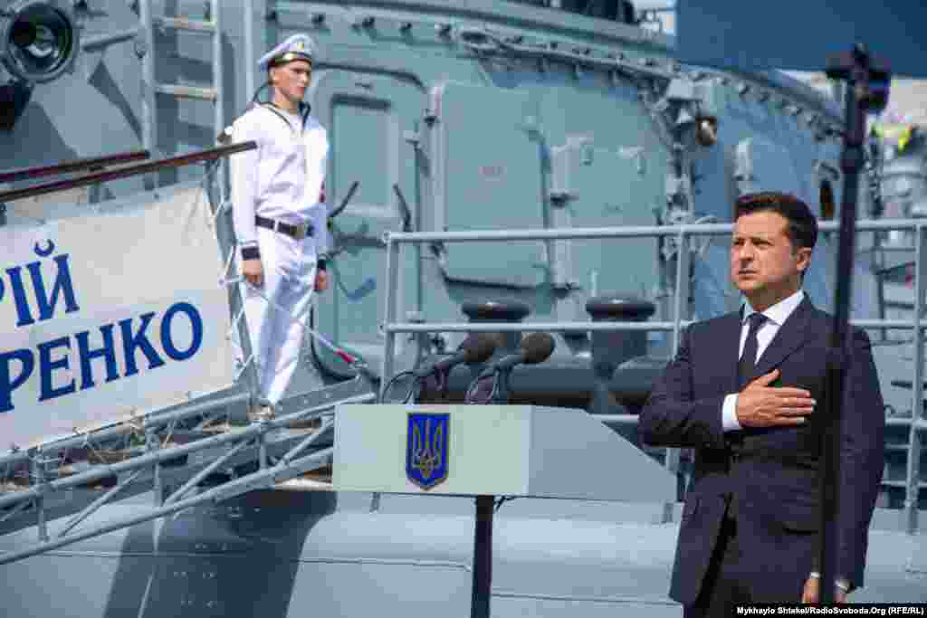 Президент Володимир Зеленський в Одеському порту під час виконання Гімну&nbsp;України 