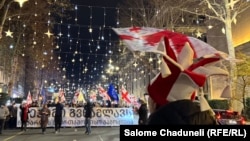 ახალი, გამკაცრებული კანონის მიუხედავად, მარში მონაწილეები როგორც ტროტუარზე, ისე ავტომობილების სავალ ნაწილზეც გადაადგილდებიან.