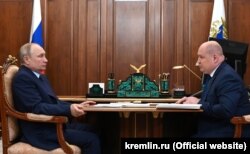 президент России Владимир Путин на встрече с российским губернатором Севастополя Михаилом Развожаевым, 11 августа 2021 года