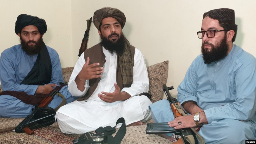 وحیدالله هاشمی، از فرماندهان ارشد طالبان افغانستان (وسط)