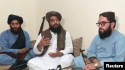 Waheedullah Hashimi tokom razgovora sa Reutersom na nepoznatoj lokaciji u blizini granice između Afganistana i Pakistana 