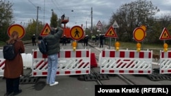 Barikade na Starom savskom mostu sa novobeogradske strane