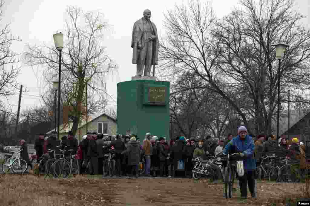 Черга за продуктовою допомогою у центрі контрольваного проросійськими бойовиками села Чорнухине, 12 березня 2015 року