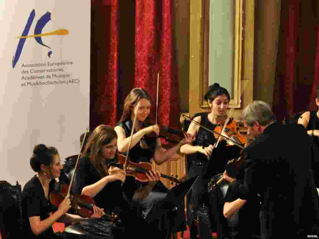 Evropski studentski Kamerni orkestar održao koncerte u Beogradu, Novom Sadu, na Cetinju i u Sarajevu. Fotogalerija sa koncerta u Sarajevu. Fotografije: Midhat Poturović