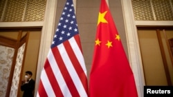 Flamujt e Shteteve të Bashkuara të Amerikës dhe Kinës.